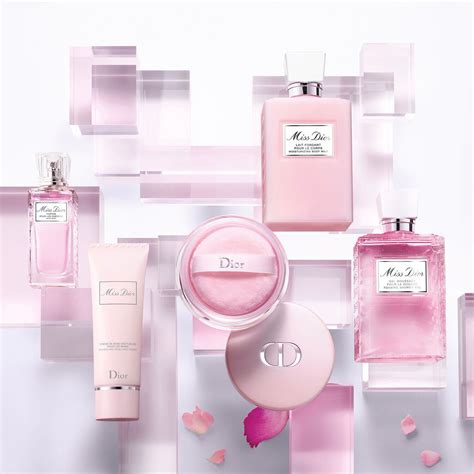 La nouvelle poudre de rose parfumée pour le corps Miss Dior